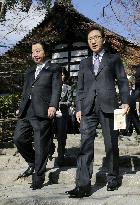 Japan PM Noda, S. Korean Pres. Lee at temple