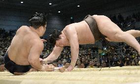Hakuho kicks off with win on 1st day of spring sumo tournament