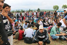 Syrian refugees wait to cross into Macedonia