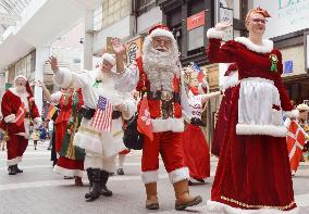 22 Santa Clauses parade through Kumamoto