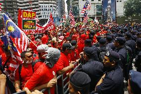Ethnic Malay hard-liners rally in support of government