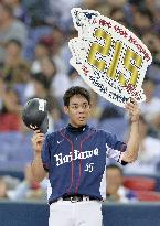 Akiyama breaks Murton's single-season record with 215th hit