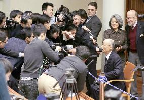 Nobel medicine laureate Omura meets press in Stockholm