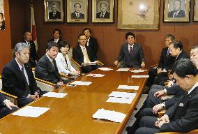 Abe calls for solidarity in LDP