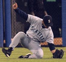 Ichiro hits an RBI single