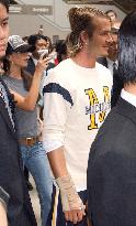 (1)David, Victoria Beckham leave Japan