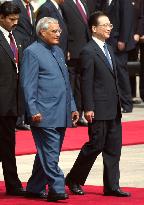 (1)Indian and Chinese premiers meet in Beijing