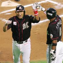 Baseball: Satozaki's 2-run blast forces Game 5 in Climax Series