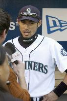 Ichiro homers in regular season finale