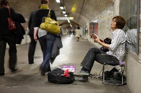 Japanese busker helping to 'heal' London with his guitar