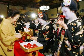Kyoto dancers start business of the New Year