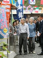 Emperor, empress visit temporary shops in quake-hit area