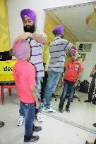 Free turban-wearing lessons pass on Sikh tradition in India