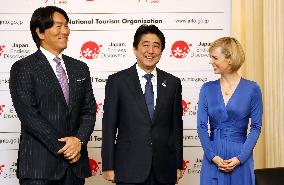 Abe asks Americans to visit Japan