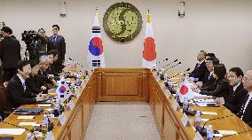 Japan, S. Korea reach deal to resolve "comfort women" row