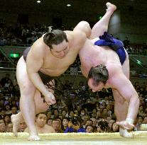Asashoryu scores flawless 7-0 mark at spring sumo