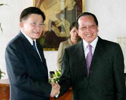 Cambodian, Thai foreign ministers meet to discuss border dispute