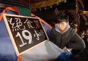 H.K. student leader continues hunger strike