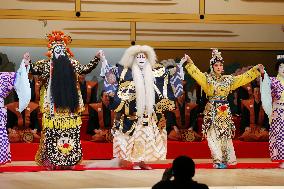 Kabuki actors, Peking Opera company greet audience