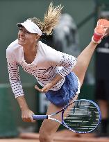 Sharapova advances to French Open 4th round