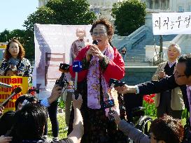 Former "comfort woman" demands apology in Washington
