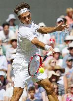 Federer advances to Wimbledon 2nd round