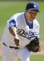 Los Angeles hurler Kuroda starts exhbn match with Chicago