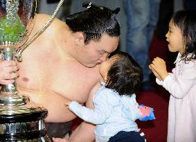 Hakuho wins Osaka basho with flawless record