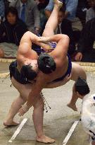 Asashoryu storms into pole position at autumn sumo