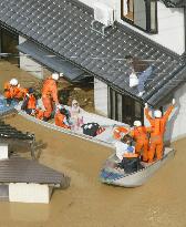 (1)Year's worst typhoon batters Japanese archipelago