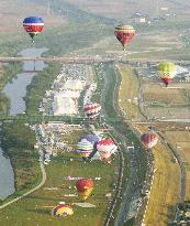 Int'l hot-air balloon competition begin in Saga