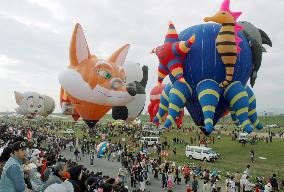 (2)Colorful balloons fly over Saga