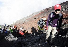Foreign tourism drops in Mt. Fuji region