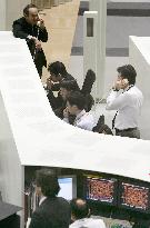Tokyo stocks rebound as TSE resumes trading