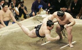 Tochiazuma wins 3rd career title at New Year sumo