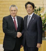 PM Abe greets Uzbekistan's first deputy premier