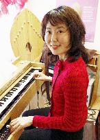 Oya plays rare electronic musical instrument Ondes Martenot