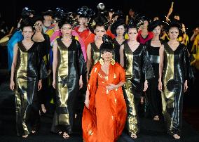 Designer Koshino holds fashion show in Beijing to promote Japan tourism