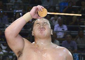 Hakuho pours water over face