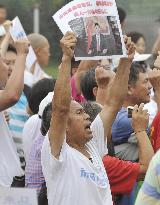 Kin of Chinese passengers on missing plane protest against Malaysia