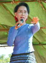 Aung San Suu Kyi campaigns in contentious Rakhine state