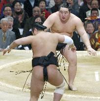 Asashoryu scores 3rd win at spring sumo