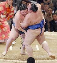 Hakuho remains unbeaten at spring sumo