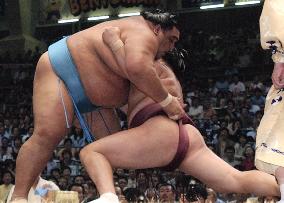 Musashimaru beats Kyokutenho