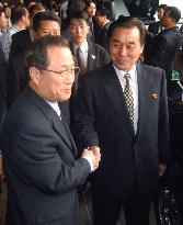 (1)Koreas agree to settle nuclear issue peacefully