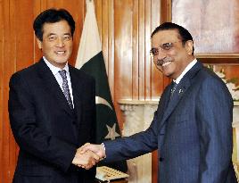 Japan Foreign Minister Okada meets Pakistan President Zardari