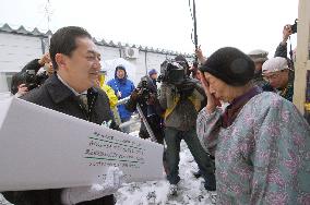 Nagano Gov. Tanaka peps up quake victims