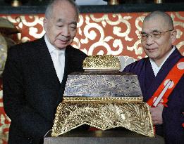 Master craftsman donates incense burner to Todaiji temple