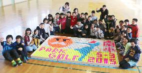 Hokkaido grade school pupils make mosaic with golf balls