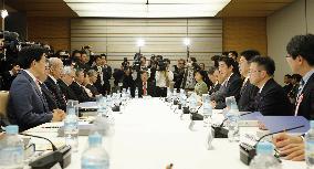Experts begin discussions to shape PM Abe's statement on war anniv.